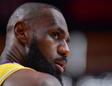 MK体育-詹姆斯迎来十二赛季高光表现，雄鹿球迷沸腾！的简单介绍